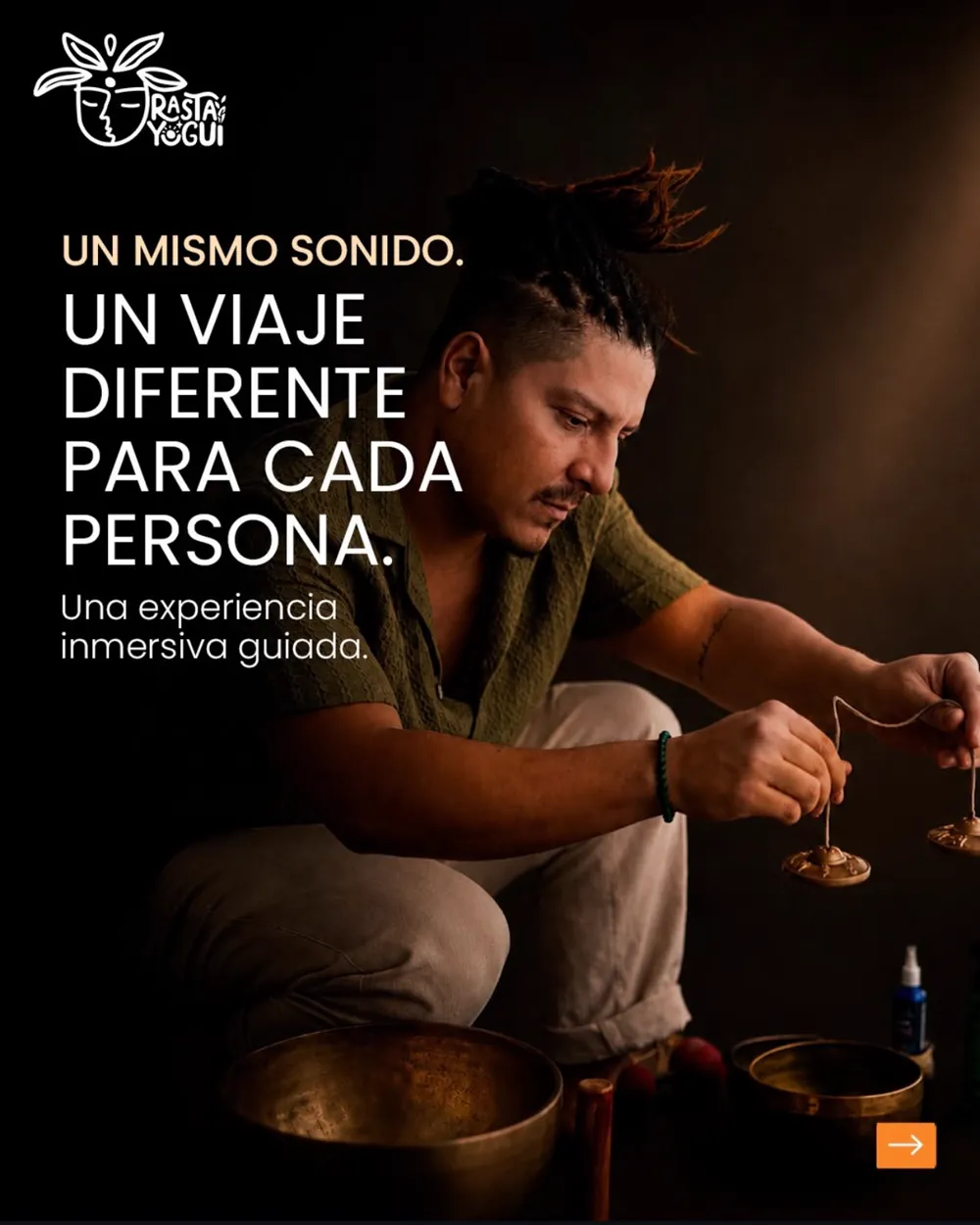 Benjamín haciendo sonar unas tingshas. Texto: un mismo sonido, un viaje diferente para cada persona.