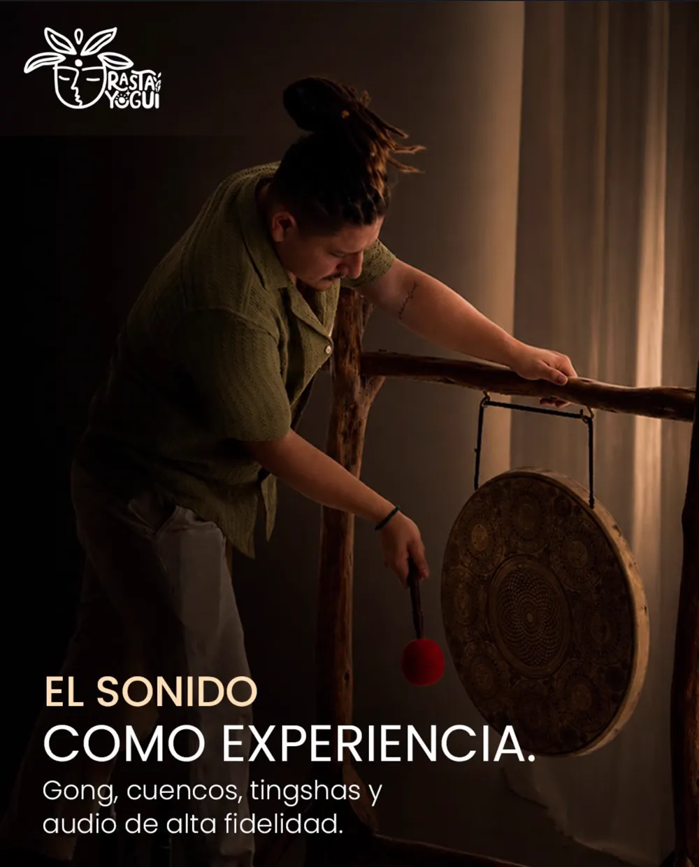Benjamín tocando un gong. Texto: el sonido como experiencia. Gong, cuencos, tingshas y audio de alta fidelidad.