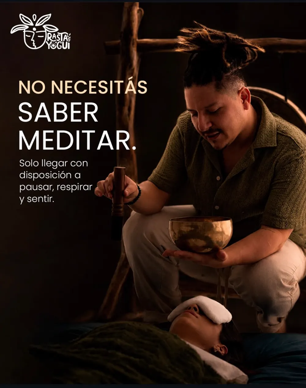 Benjamín sosteniendo un cuenco sobre una participante recostada. Texto: no necesitás saber meditar.